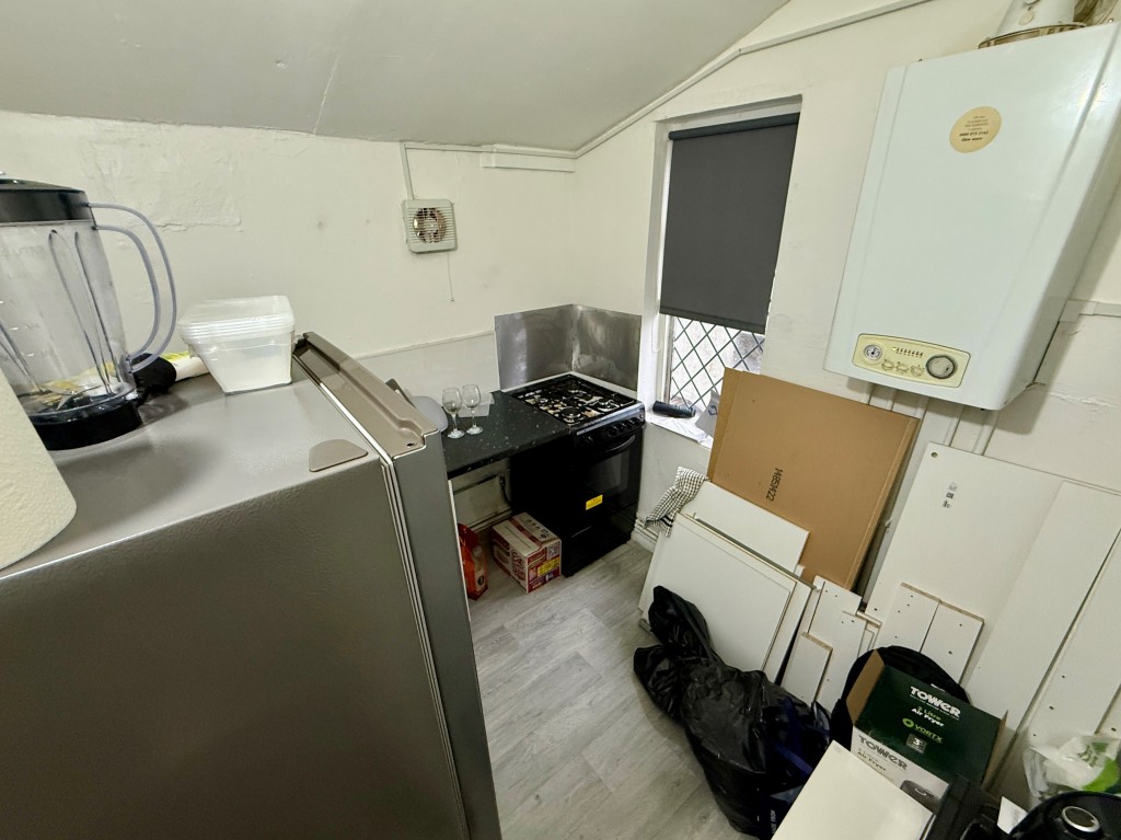 Lot: 32 - FREEHOLD BLOCK OF FLATS FOR INVESTMENT - First floor kitchen